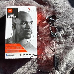 JBL wireless head phones and case